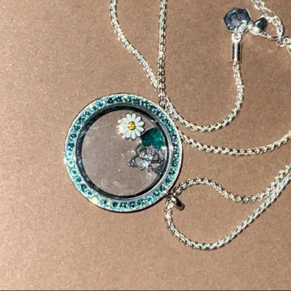 Origami Owl Silver Tone Chain and Blue Stoned Pendant With Three Interior Charms - Picture 4 of 11